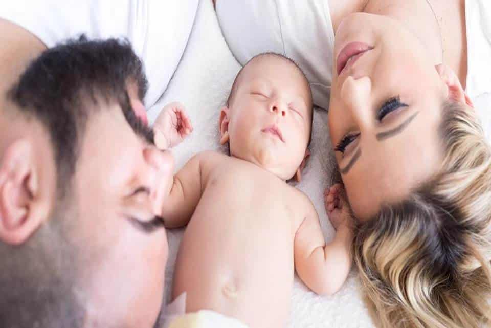 ayah ibu bayi di atas kasur