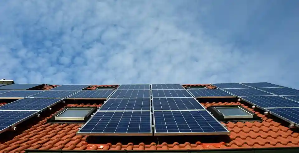 panel surya di atap rumah