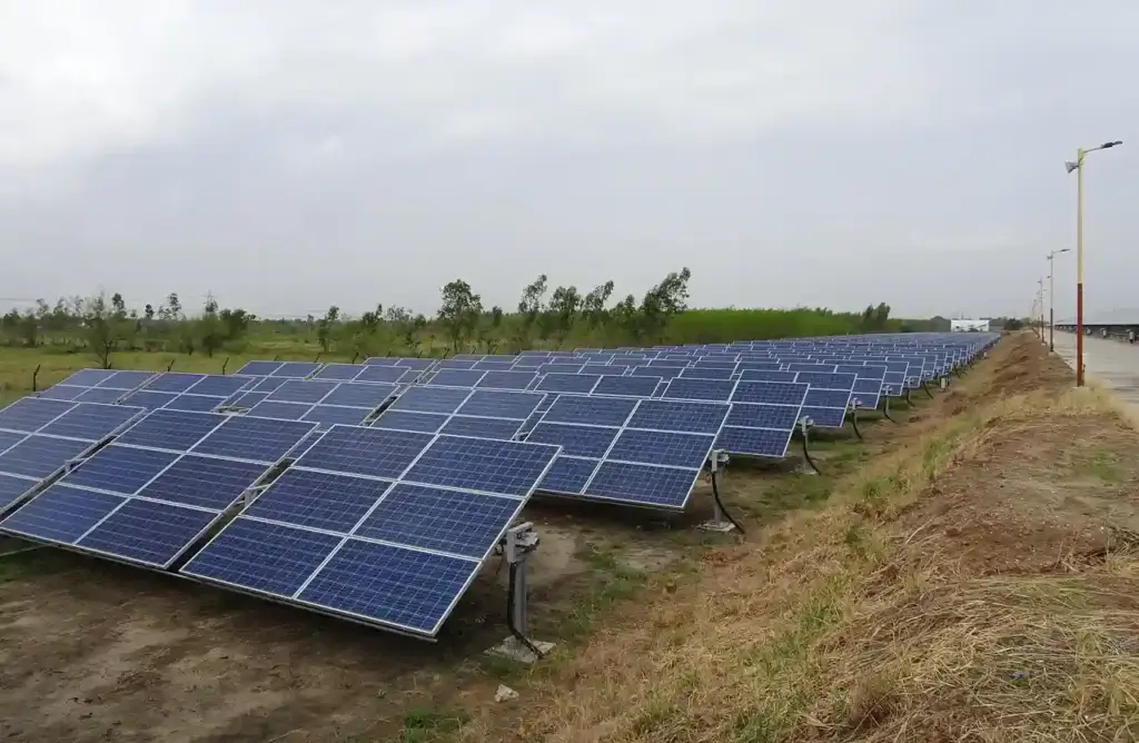 panel tenaga surya di pinggir jalan