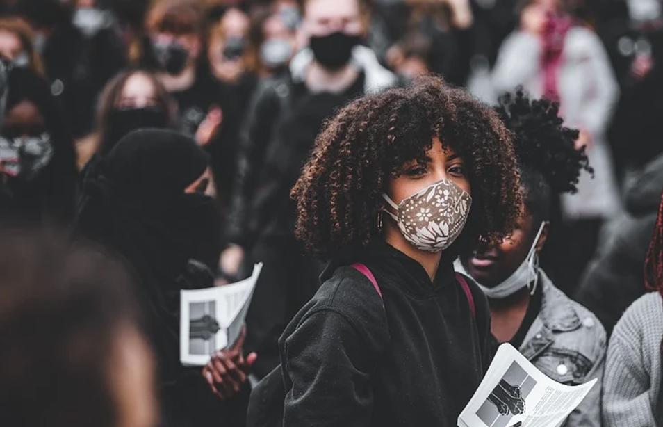 penggunaan masker wajah di tengah pandemi covid 19